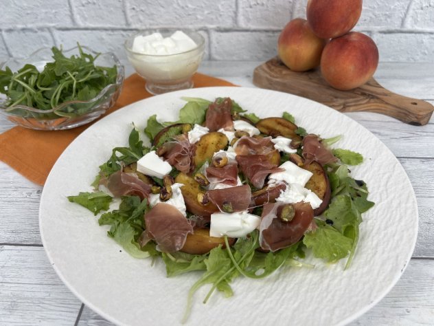 insalata-di-pesche-grigliate-e-prosciutto