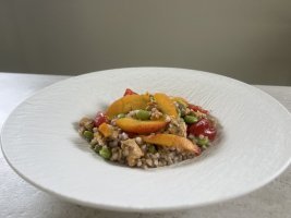 ilaria-bertinelli-insalata-di-grano-saraceno-e-pesche-grigliate