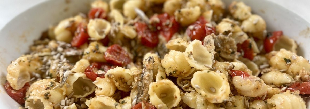 ilaria-bertinelli-pasta-con-alici-e-semi-di-girasole
