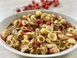 ilaria-bertinelli-pasta-con-alici-e-semi-di-girasole