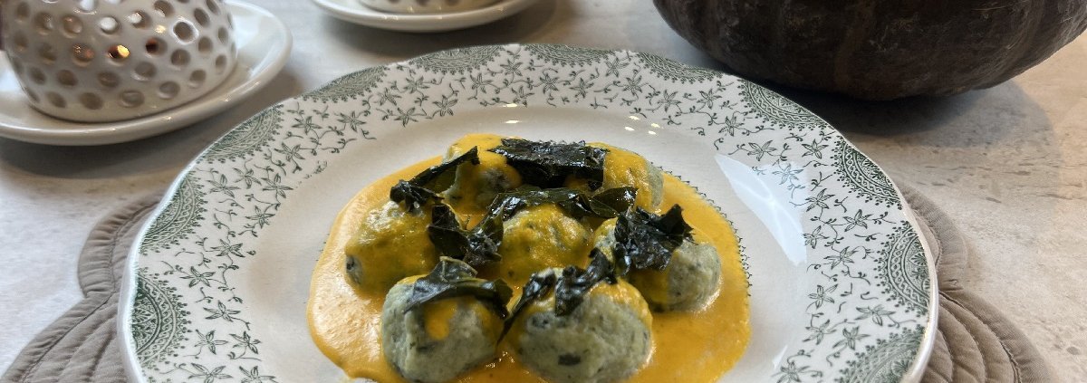 ilaria-bertinelli-pepite-al-cavolo-nero-con-fonduta-di-zucca