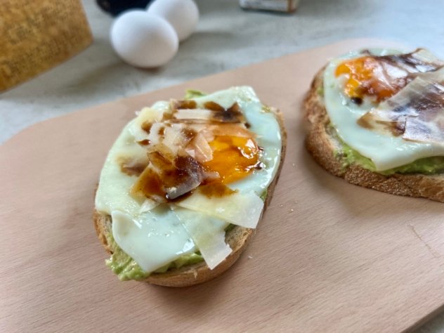 ilaria-bertinelli-avocado-e-uovo-all-emiliana