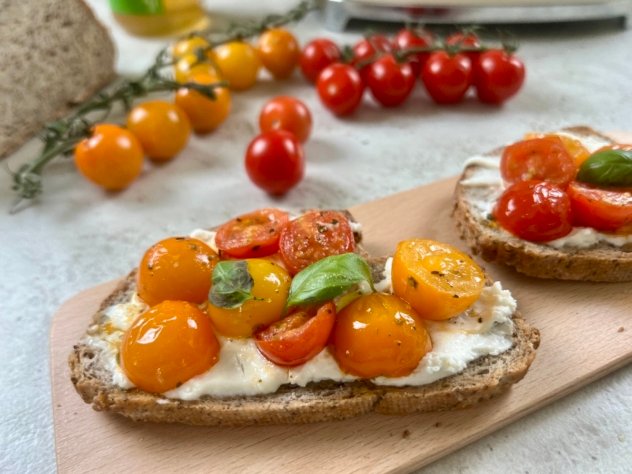 Ilaria-bertinelli-bruschetta-con-pomodorini-saltati